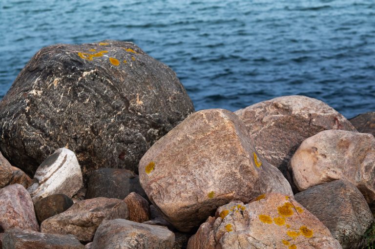 Stenar vid havet på Sveriges västkust.